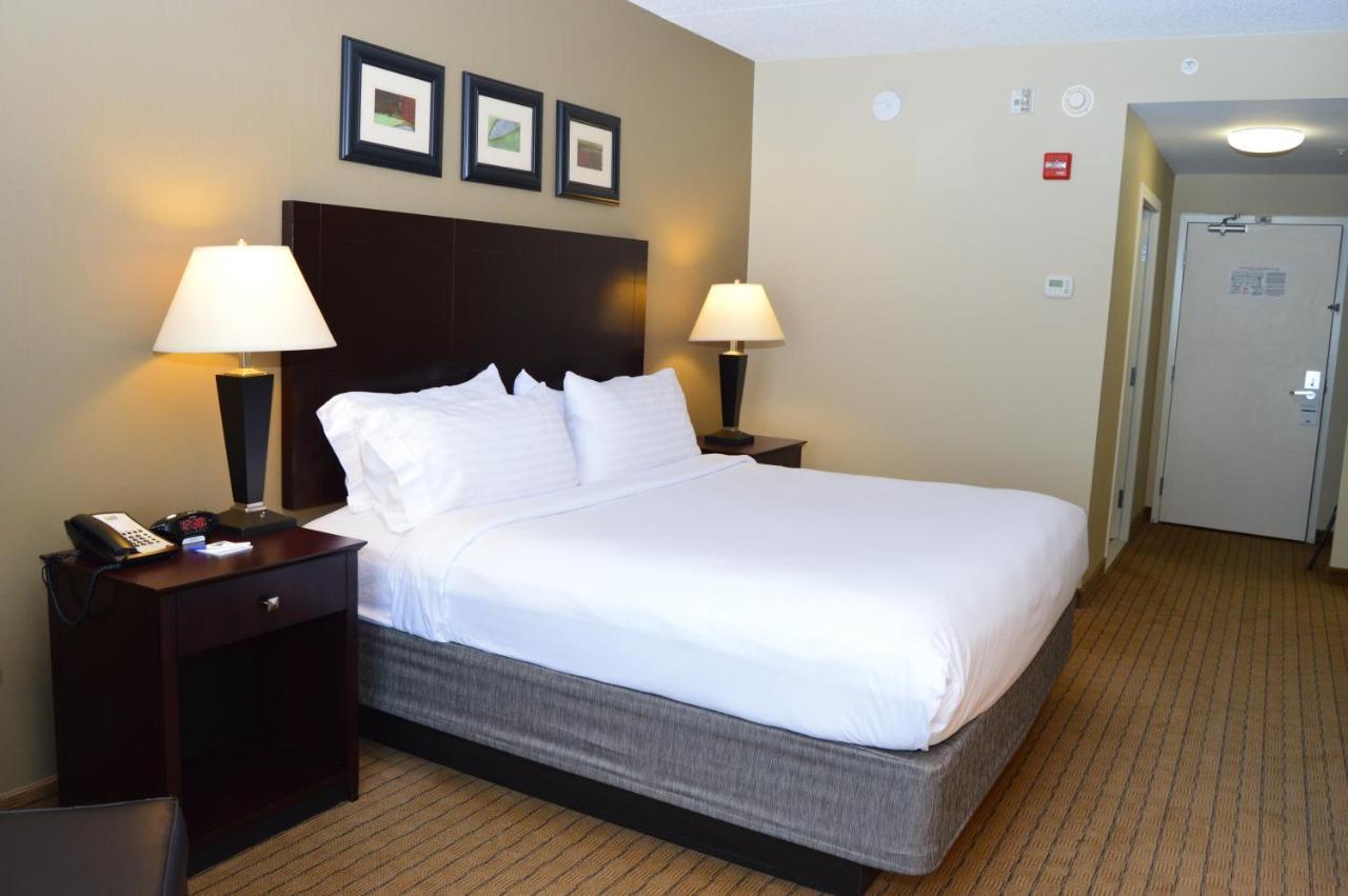 Holiday Inn Express & Suites Malone By Ihg Chambre photo